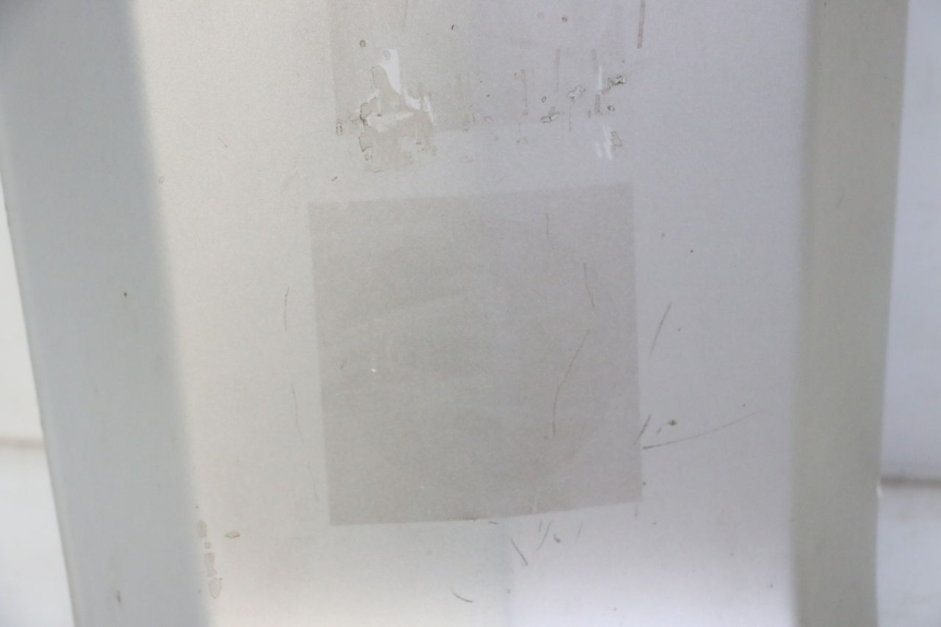 photo de TAPA REPOSAPIES CONEXION PEUGEOT SATELIS 125 (2006 - 2009) - Estado de la superficie y material