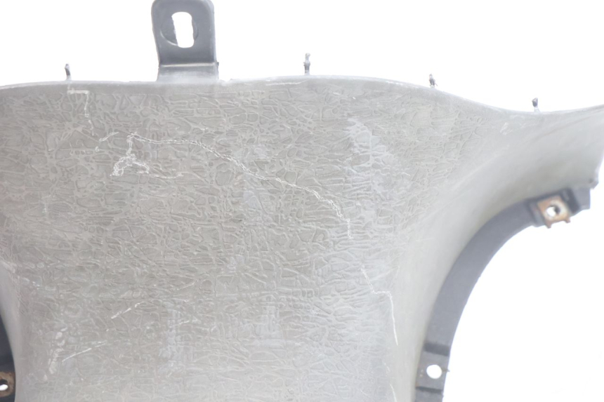 photo de TAPA REPOSAPIES CONEXION APRILIA SCARABEO GT 125 (1999 - 2007) - Detalle de la pieza
