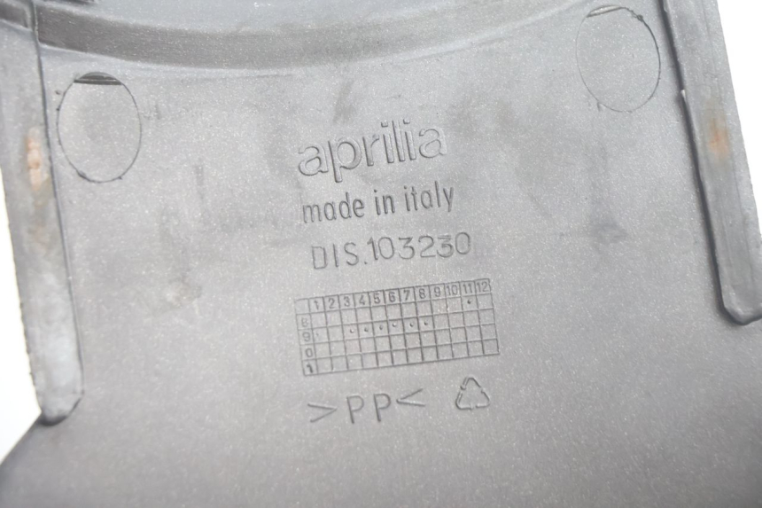 photo de TAPA REPOSAPIES CONEXION APRILIA SCARABEO GT 125 (1999 - 2007) - Otra vista del artículo