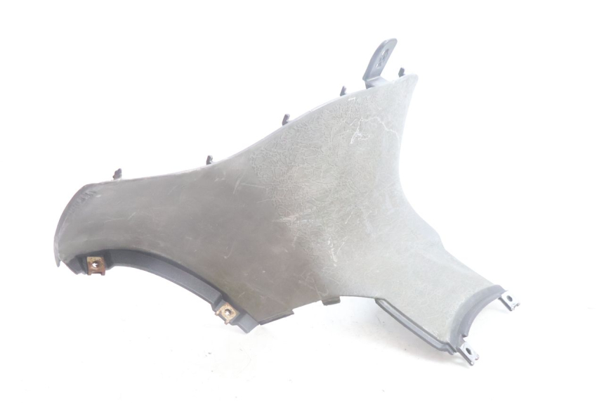 photo de TAPA REPOSAPIES CONEXION APRILIA SCARABEO GT 125 (1999 - 2007) - Zoom estado de uso