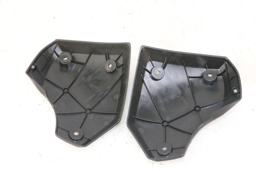 photo de TAPA REPOSAPIES CONEXION PEUGEOT STREETZONE I 2T 50 (2018 - 2020) - Detalle de la pieza