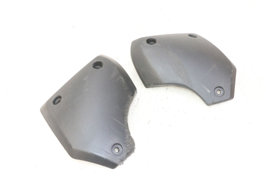 photo de TAPA REPOSAPIES CONEXION PEUGEOT STREETZONE I NAKED 2T 50 (2018 - 2020) - Primer plano técnico