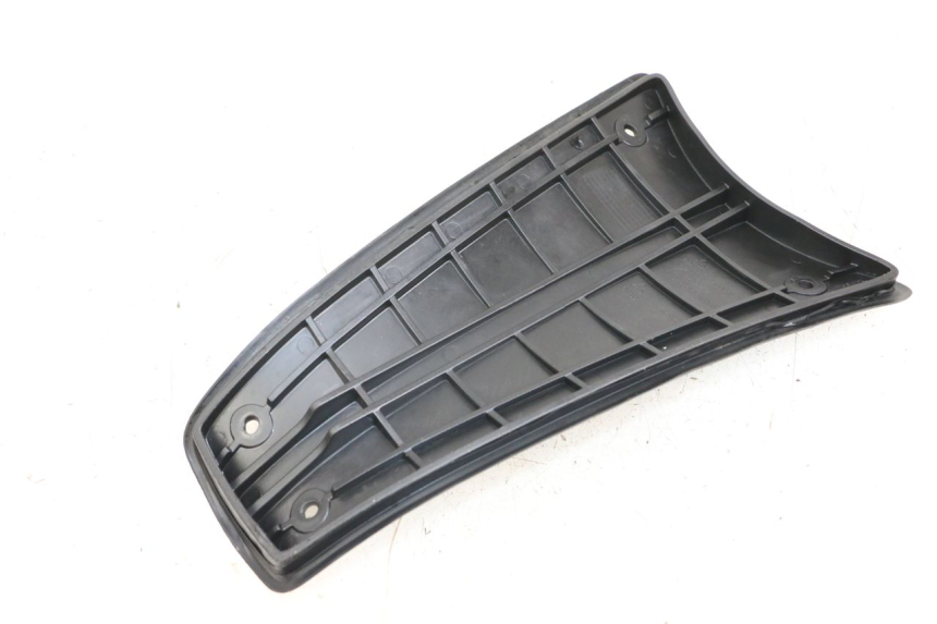 photo de TAPA REPOSAPIES CONEXION PIAGGIO VESPA PRIMAVERA 4T 50 (2021 - 2024) - Detalle de la pieza