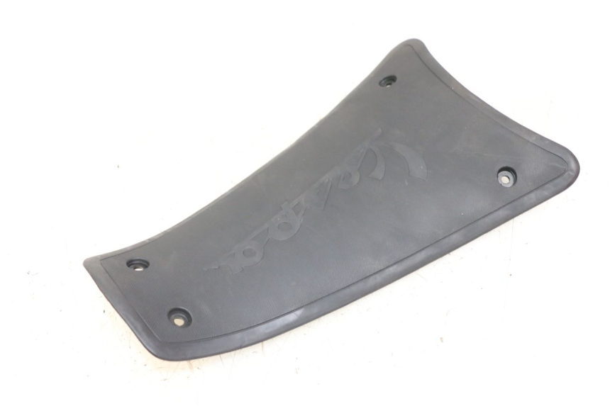 photo de TAPA REPOSAPIES CONEXION PIAGGIO VESPA PRIMAVERA 4T 50 (2021 - 2024) - Zoom estado de uso