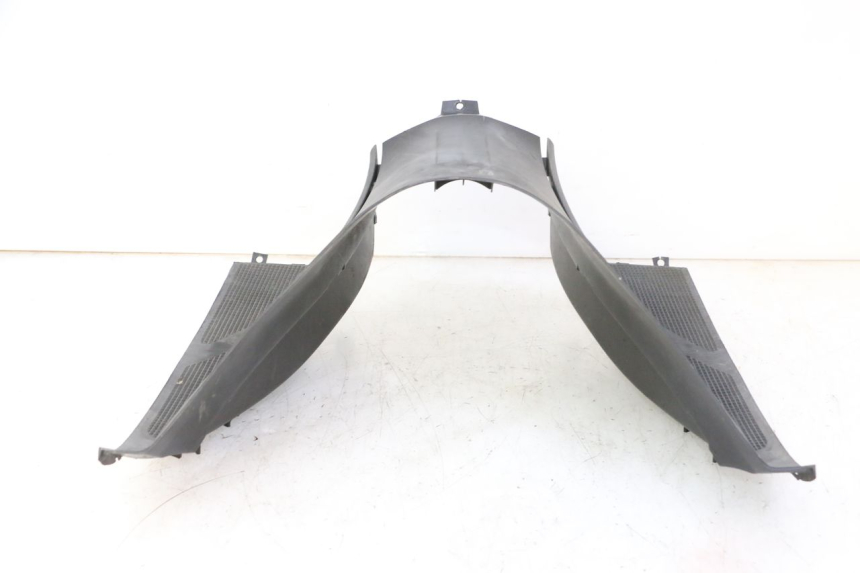 photo de TAPA REPOSAPIES CONEXION YAMAHA YP MAJESTY 125 (2007 - 2010) - Zoom sobre los componentes