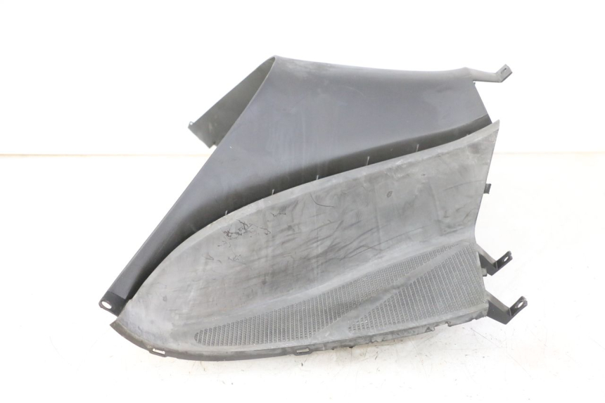 photo de TAPA REPOSAPIES CONEXION YAMAHA YP MAJESTY 125 (2007 - 2010) - Primer plano de alta resolución