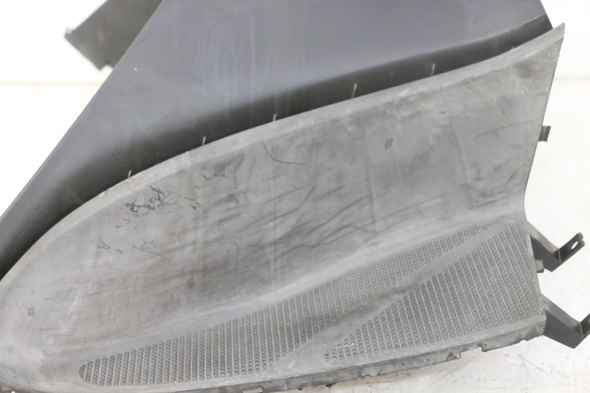 photo de TAPA REPOSAPIES CONEXION YAMAHA YP MAJESTY 125 (2007 - 2010) - Foto de producto adicional