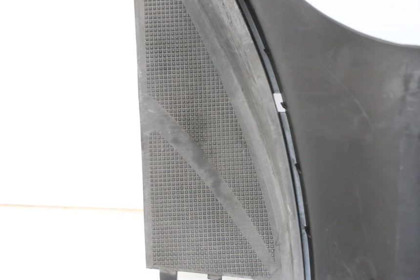 photo de TAPA REPOSAPIES CONEXION YAMAHA YP MAJESTY 125 (2007 - 2010) - Enfoque en la estructura