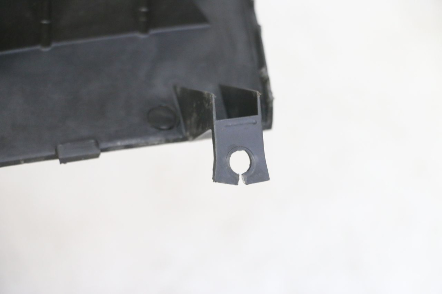 photo de TAPA REPOSAPIES CONEXION YAMAHA YP MAJESTY 125 (2007 - 2010) - Primer plano técnico