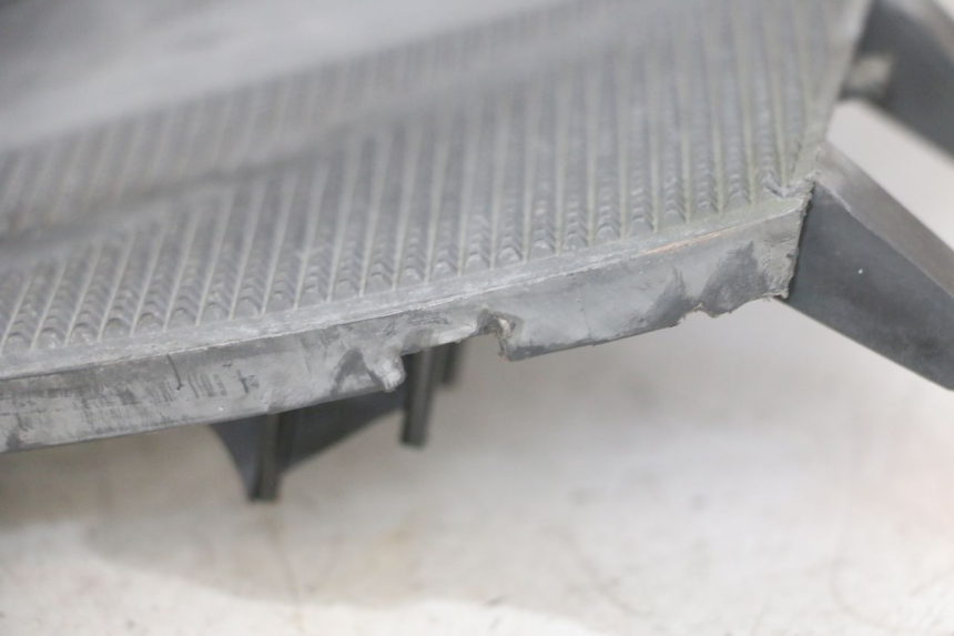 photo de TAPA REPOSAPIES CONEXION YAMAHA YP MAJESTY 125 (2007 - 2010) - Recambio usado revisado