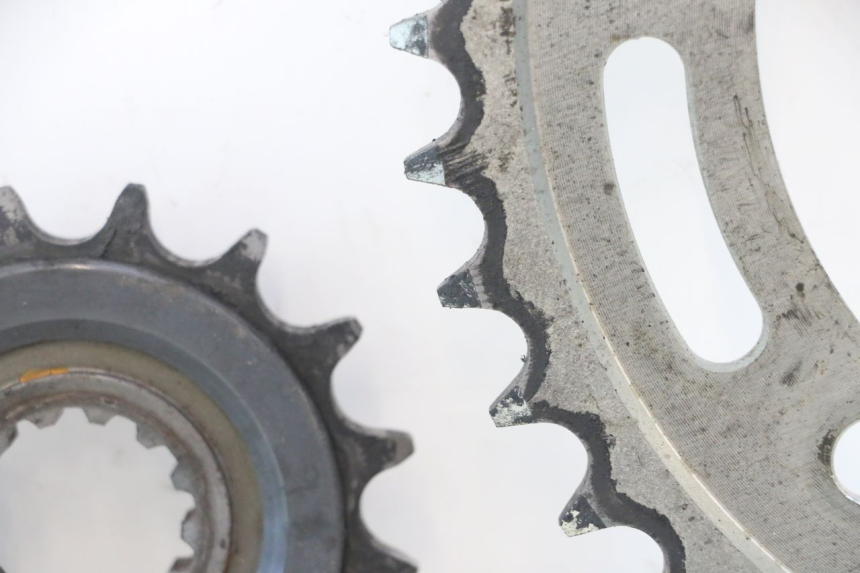 photo de KIT TRANSMISI YAMAHA TDM ABS 900 (2002 - 2014) - Primer plano técnico