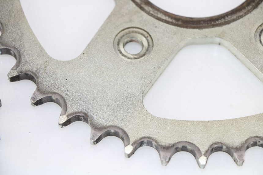 photo de Kit de cadena APRILIA TUONO 125 (2003 - 2005) - Primer plano técnico