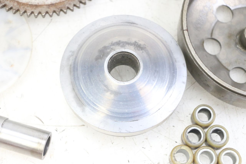 photo de KIT EMBRAGUE VARIADOR KYMCO AGILITY 4T 50 (2005 - 2018) - Detalles de los puntos de fijación