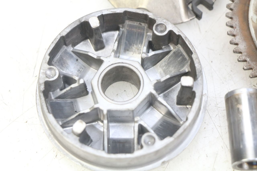 photo de KIT EMBRAGUE VARIADOR UNIVERSAL BIKE RETRO 50 (2019 - 2023) - Zoom sobre los componentes