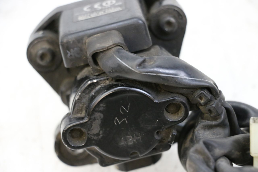 photo de KIT DE CERRADURA LLAVE CDI NEIMAN YAMAHA FJR ABS 1300 (2006 - 2012) - Detalles de los puntos de fijación