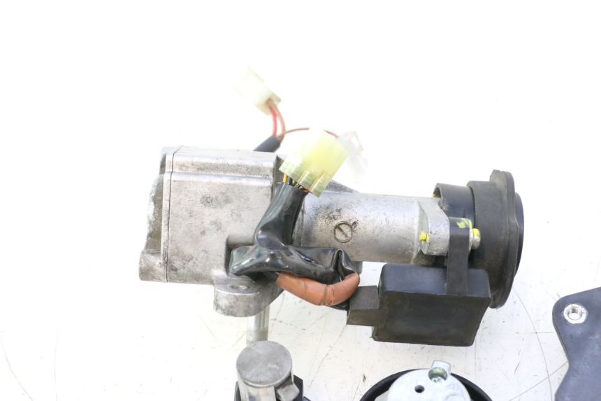 photo de KIT DE BLOQUEO LLAVE CDI NEIMAN YAMAHA X-MAX XMAX 125 (2010 - 2013) - Zoom sobre los componentes