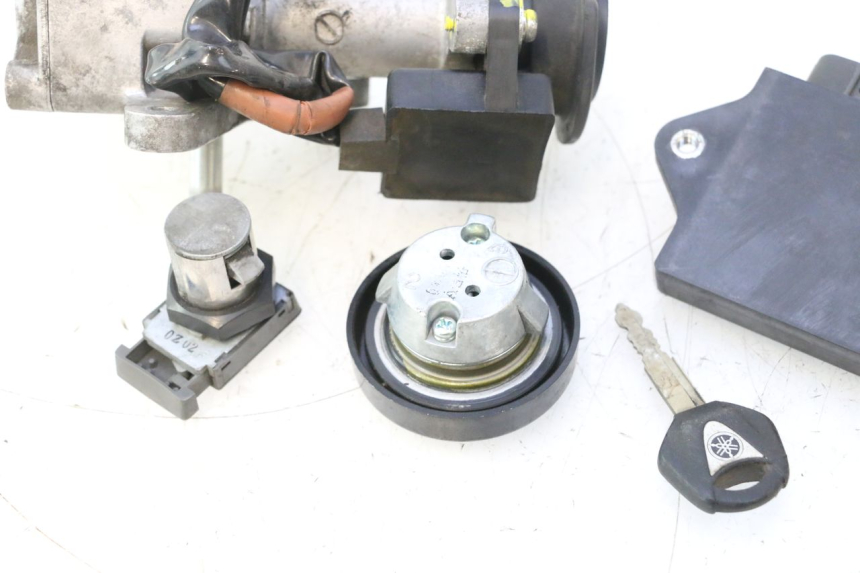 photo de KIT DE BLOQUEO LLAVE CDI NEIMAN YAMAHA X-MAX XMAX 125 (2010 - 2013) - Primer plano de alta resolución