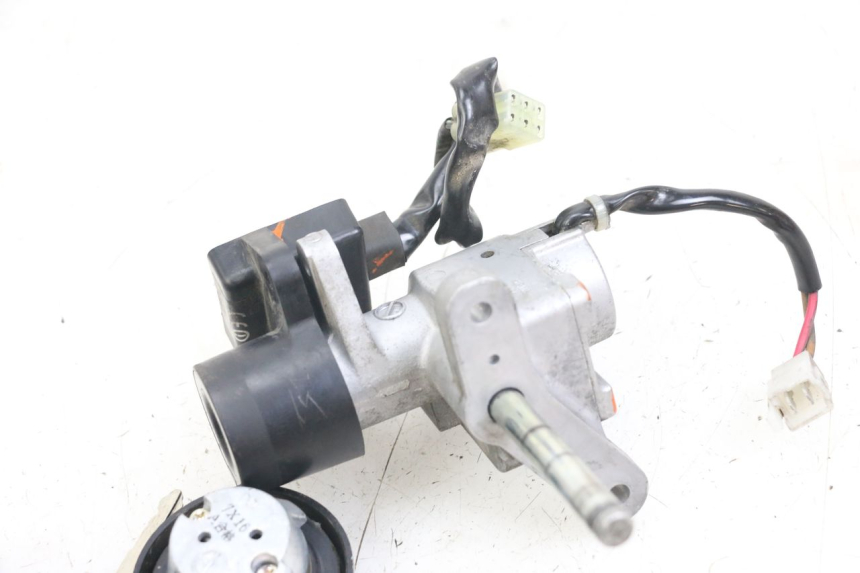 photo de KIT DE CERRADURA LLAVE CDI NEIMAN YAMAHA XMAX X-MAX 125 (2006 - 2009) - Otra perspectiva