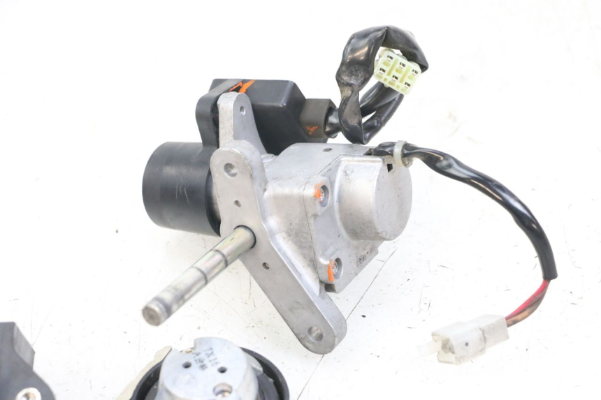 photo de KIT DE CERRADURA LLAVE CDI NEIMAN YAMAHA XMAX X-MAX 125 (2006 - 2009) - Primer plano técnico