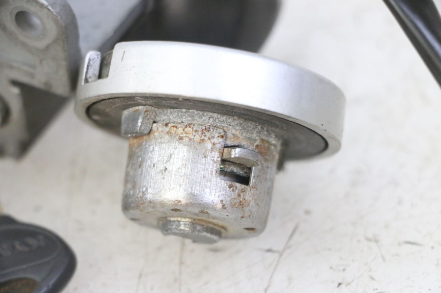 photo de KIT DE CERRADURA Y LLAVE NEIMAN KYMCO AGILITY 4T 50 (2005 - 2018) - Detalles de los puntos de fijación