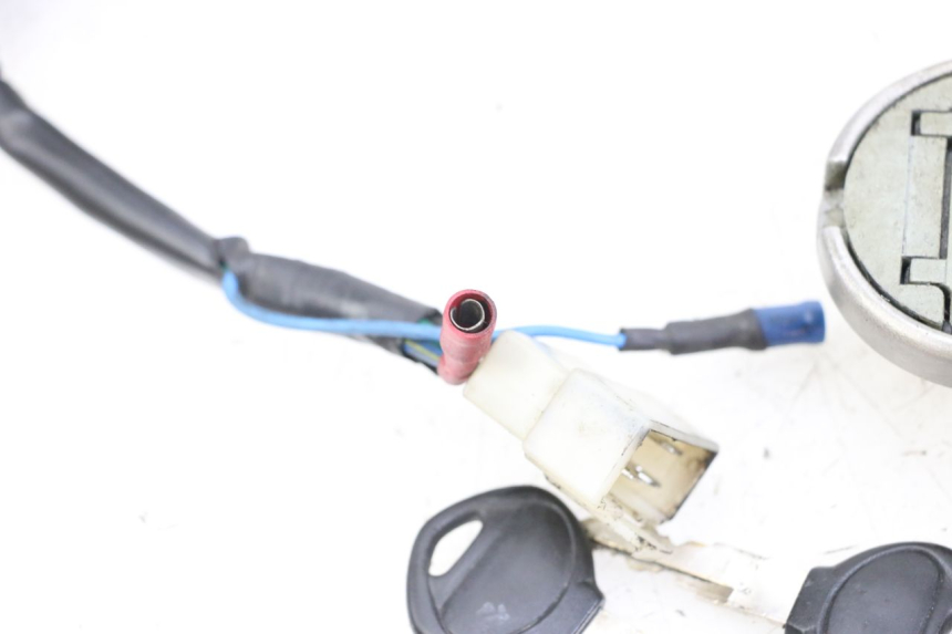 photo de KIT DE CERRADURA CON LLAVE NEIMAN KYMCO AGILITY RS 4T 50 (2009 - 2013) - Primer plano técnico