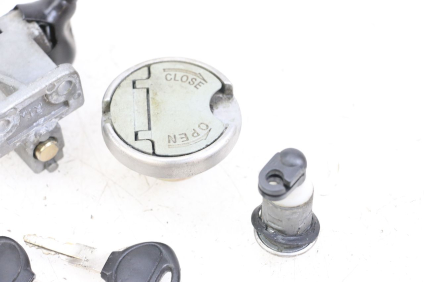 photo de KIT DE CERRADURA CON LLAVE NEIMAN KYMCO AGILITY RS 4T 50 (2009 - 2013) - Detalles de los puntos de fijación