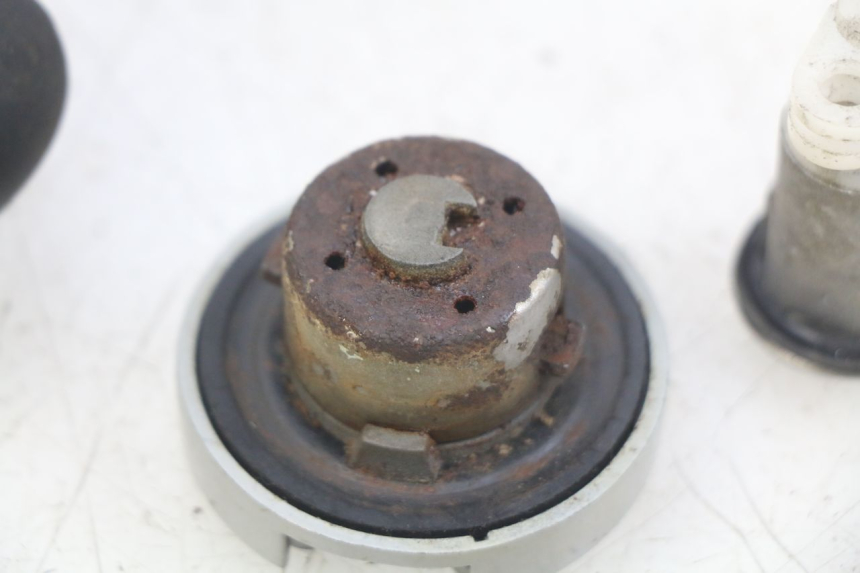 photo de KIT DE CERRADURA Y LLAVE NEIMAN BAOTIAN BT 49 QT-9 50 (2006 - 2010) - Primer plano técnico