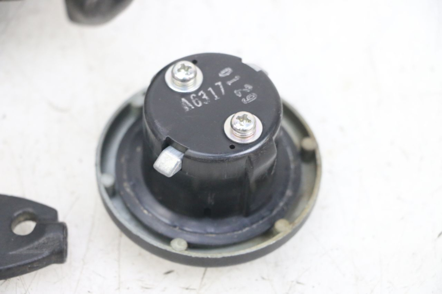 photo de KIT DE LLAVES SUZUKI BURGMAN 125 (2007 - 2014) - Detalles de los puntos de fijación