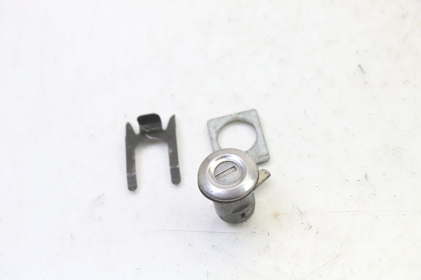 photo de KIT DE CERRADURA Y LLAVE NEIMAN HONDA CBR RR FIREBLADE 900 (1992 - 1994) - Enfoque en la estructura