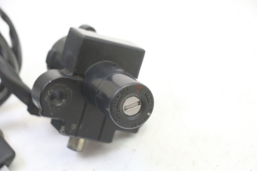 photo de KIT DE CERRADURA Y LLAVE NEIMAN HONDA CBR RR FIREBLADE 900 (1992 - 1994) - Primer plano técnico