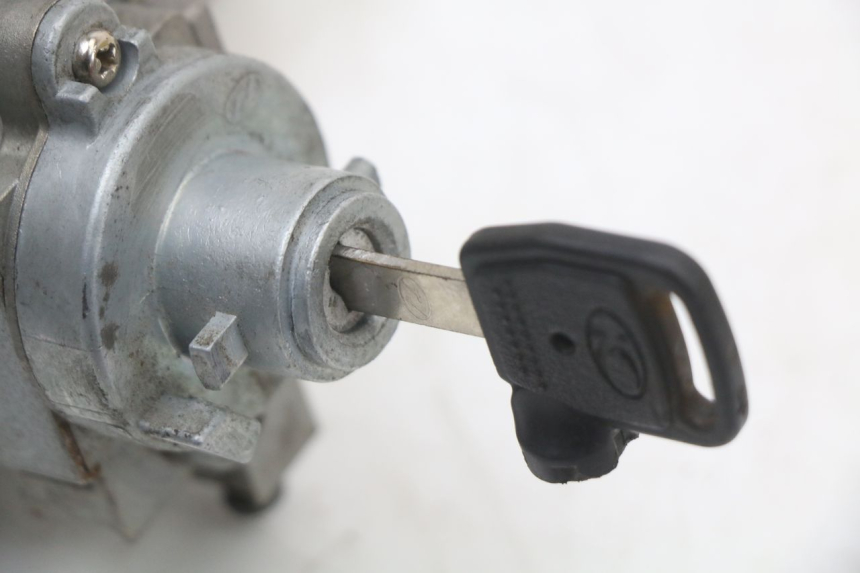 photo de KIT DE CERRADURA CON LLAVE NEIMAN KYMCO DINK STREET 125 (2009 - 2014) - Primer plano técnico