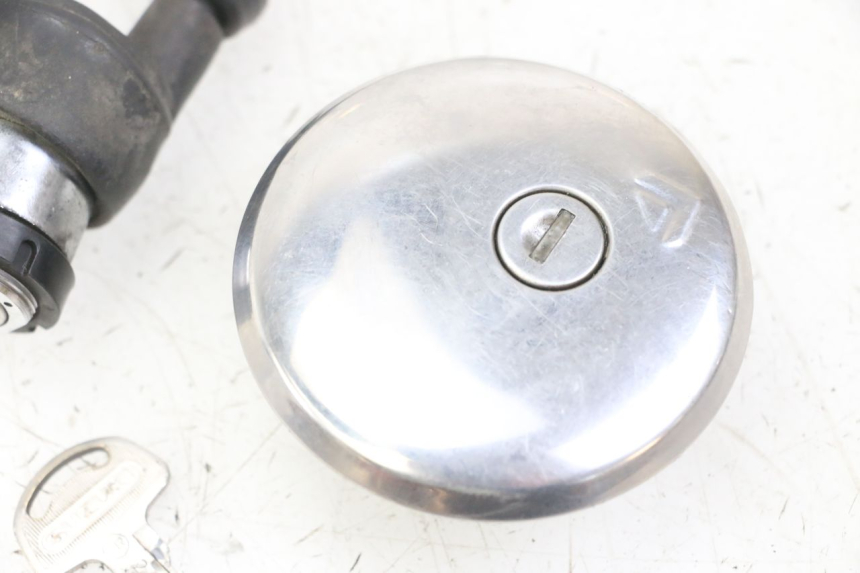 photo de KIT DE CERRADURA CON LLAVE NEIMAN SUZUKI GN 125 (1997 - 2000) - Zoom sobre los componentes