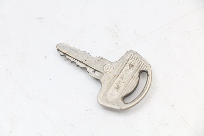 photo de KIT DE CERRADURA CON LLAVE NEIMAN SUZUKI GN 125 (1997 - 2000) - Otra perspectiva