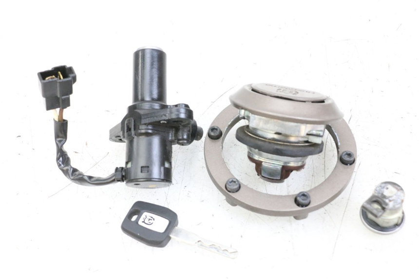 photo de KIT DE LLAVES HUSQVARNA SVARTPILEN 401 (2018 - 2023) - Primer plano técnico