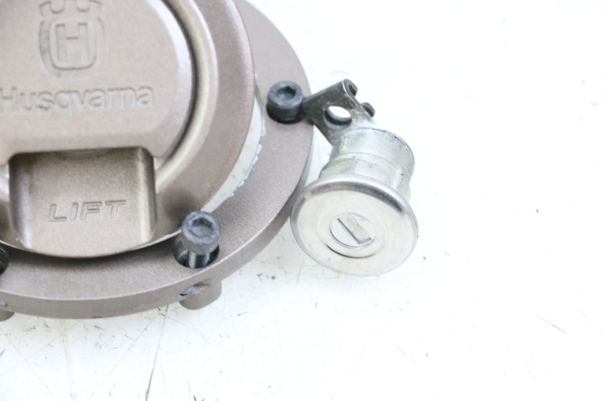 photo de KIT DE LLAVES HUSQVARNA SVARTPILEN 401 (2018 - 2023) - Detalles de los puntos de fijación