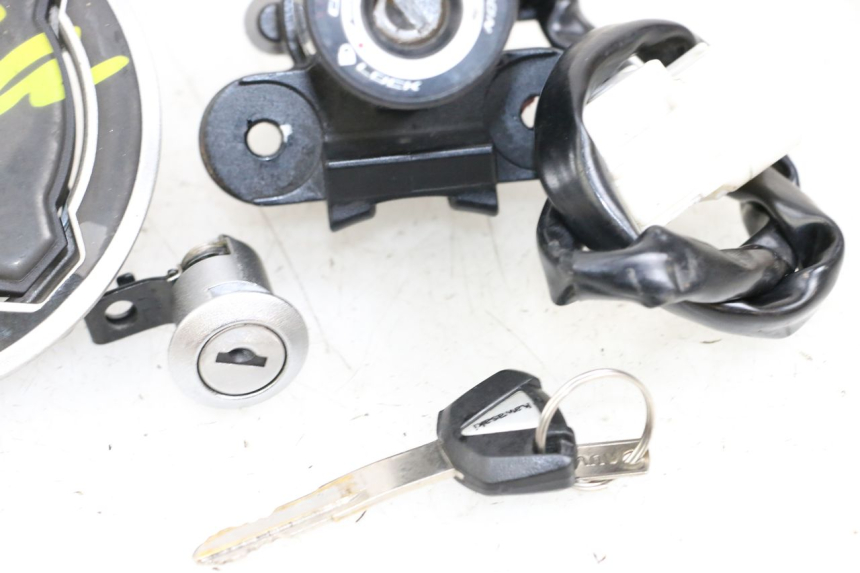 photo de KIT DE LLAVES KAWASAKI NINJA 400 (2018 - 2023) - Estado de la superficie y material