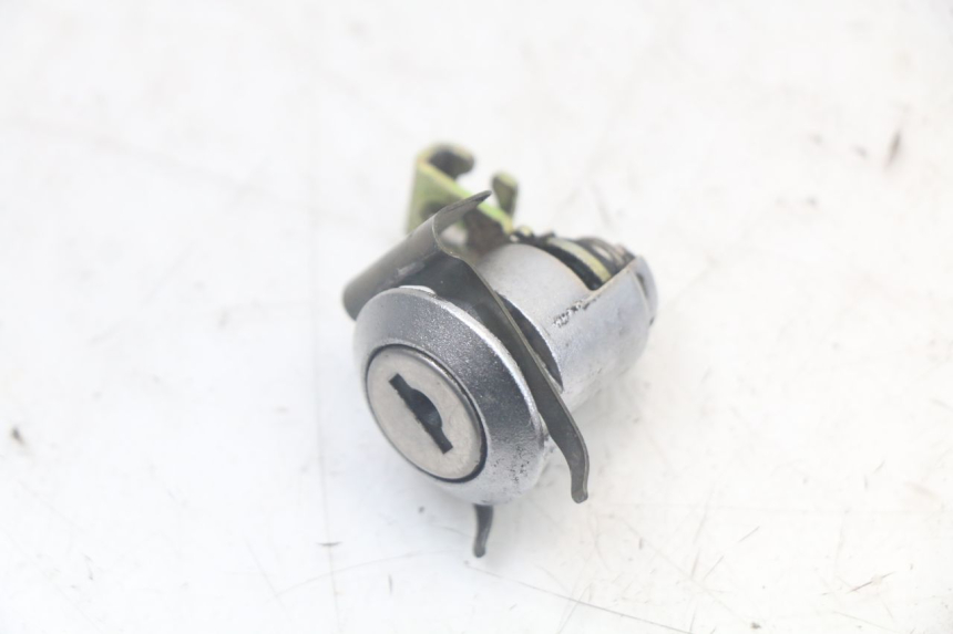 photo de KIT DE CERRADURA Y LLAVE NEIMAN SUZUKI SV N 650 (1999 - 2002) - Primer plano de alta resolución