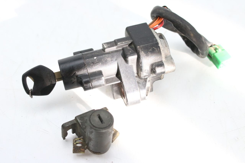 photo de KIT DE CERRADURA Y LLAVE NEIMAN SUZUKI TLS TL S 1000 (1997 - 2001) - Detalles de los puntos de fijación