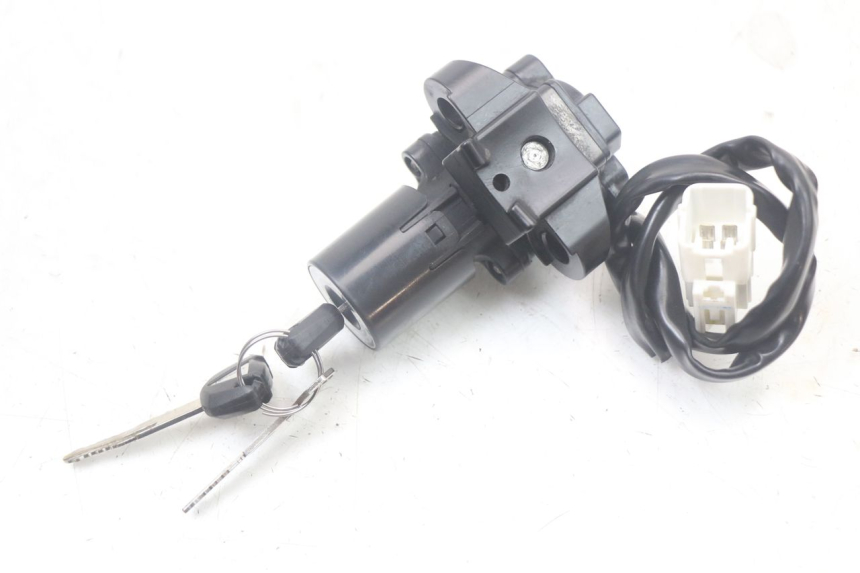 photo de KIT DE CERRADURA Y LLAVE NEIMAN KAWASAKI VERSYS ABS 650 (2015 - 2018) - Detalles de los puntos de fijación