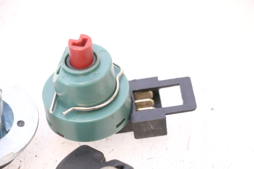 photo de KIT DE CERRADURA Y LLAVE NEIMAN PIAGGIO ZIP 4T 50 (2018 - 2020) - Otra perspectiva