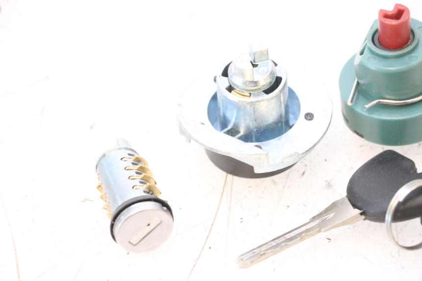 photo de KIT DE CERRADURA Y LLAVE NEIMAN PIAGGIO ZIP 4T 50 (2018 - 2020) - Primer plano técnico