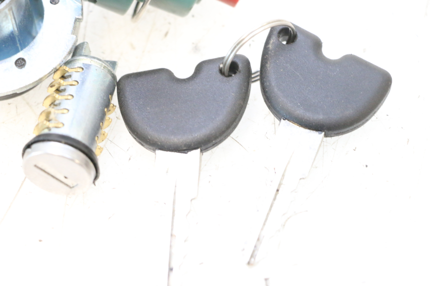 photo de KIT DE CERRADURA Y LLAVE NEIMAN PIAGGIO ZIP 4T 50 (2018 - 2020) - Estado de la superficie y material
