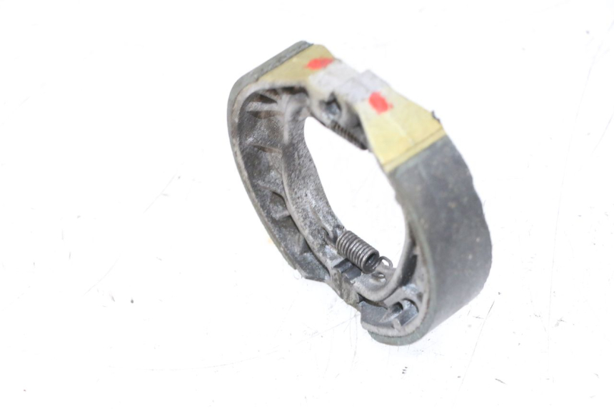 photo de ZAPATA DE FRENO PEUGEOT KISBEE 2T 50 (2010 - 2017) - Detalle de la pieza