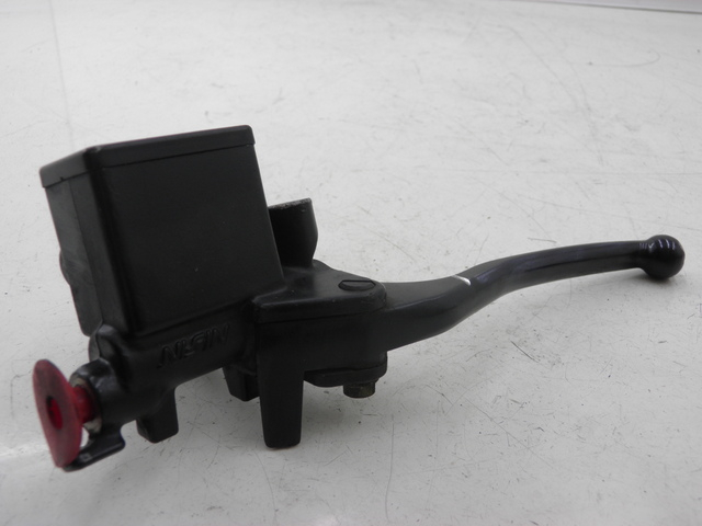 photo de CILINDRO MAESTRO DE FRENO TRASERO HONDA FES PANTHEON 125 (2003 - 2007) - Primer plano técnico