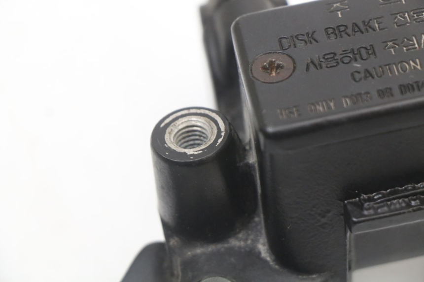 photo de BOMBA FRENO DELANTERO DAELIM A-FOUR 2T 50 (2005 - 2012) - Primer plano técnico