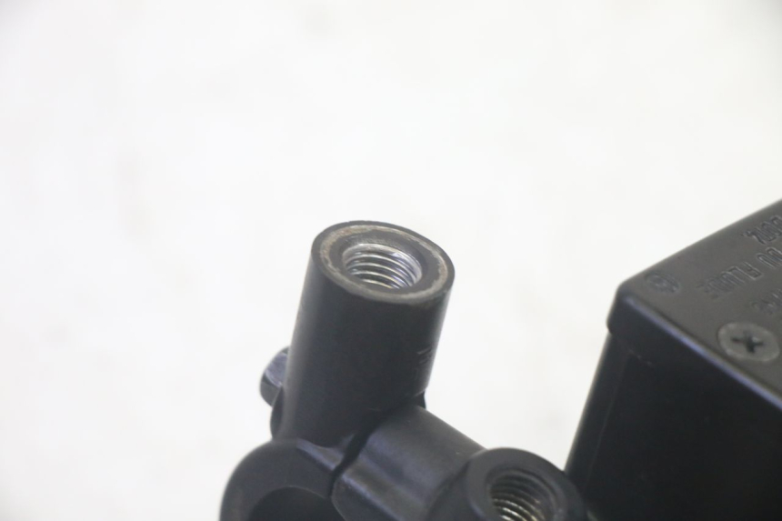 photo de CILINDRO MAESTRO DELANTERO SUZUKI BURGMAN 125 (2007 - 2014) - Detalles de los puntos de fijación