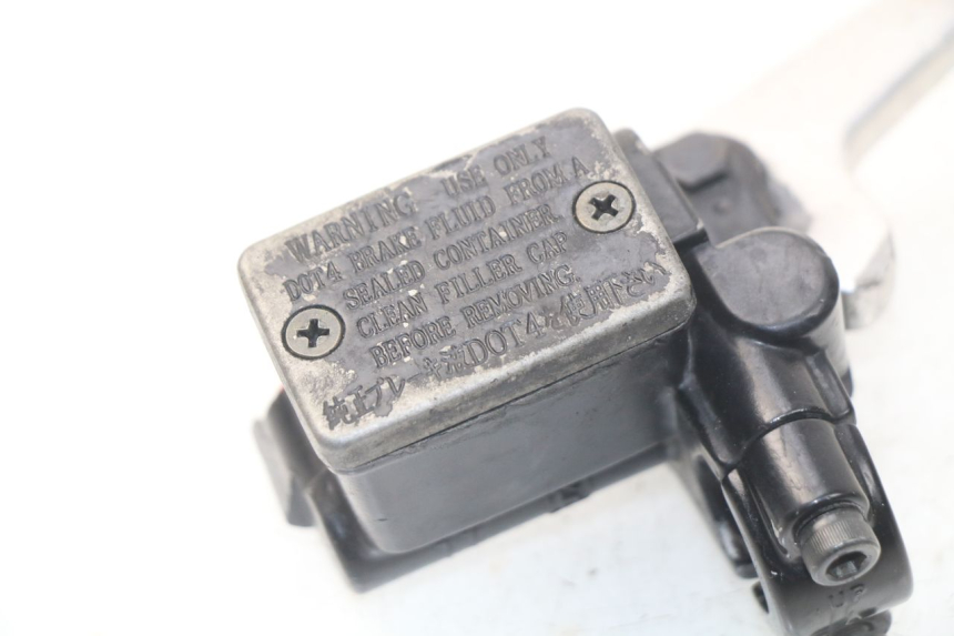 photo de CILINDRO MAESTRO DELANTERO YAMAHA BW'S BWS 125 (2010 - 2013) - Primer plano técnico