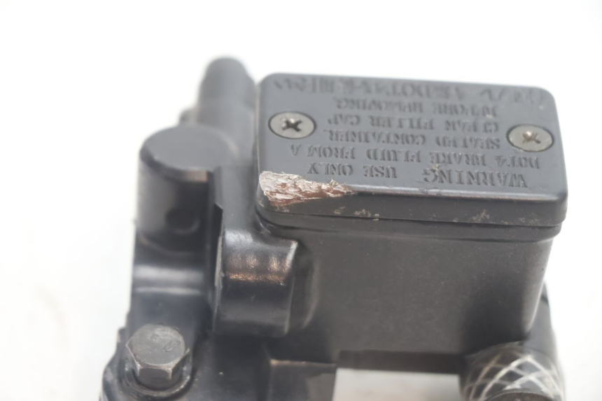 photo de CILINDRO MAESTRO DELANTERO YAMAHA BW'S BWS 125 (2010 - 2013) - Primer plano técnico