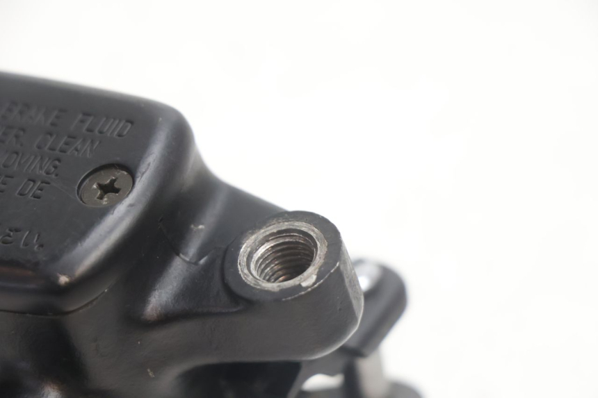 photo de BOMBA FRENO DELANTERO HONDA CB F HORNET 600 (2005 - 2006) - Primer plano técnico