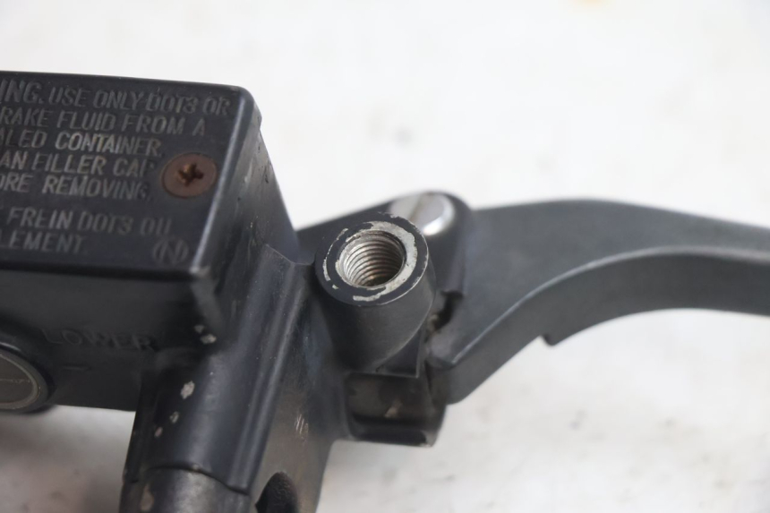 photo de BOMBA FRENO DELANTERO HONDA CB TWO FIFTY 250 (1991 - 2002) - Primer plano técnico